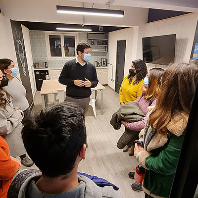 Jóvenes visitan el Inhub Biobío y comparten experiencias sobre educación superior