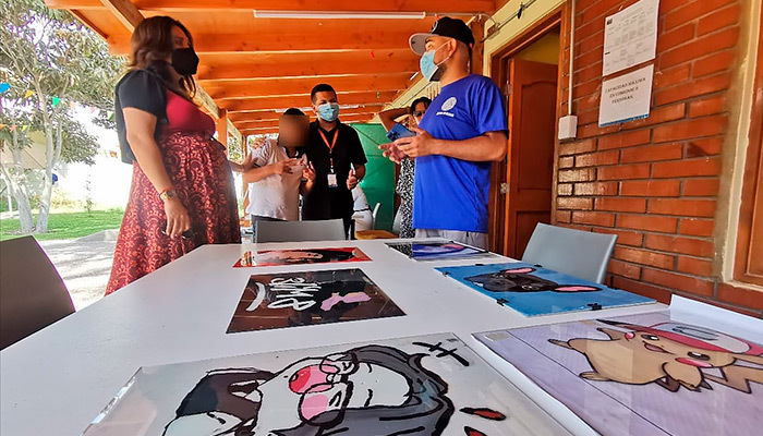 Adolescentes de Residencia Familiar aprenden a pintar en vidrio