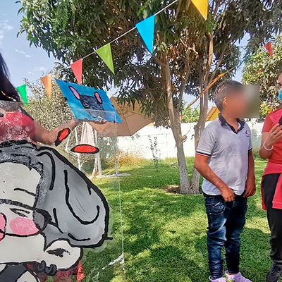 Adolescentes de Residencia Familiar aprenden a pintar en vidrio