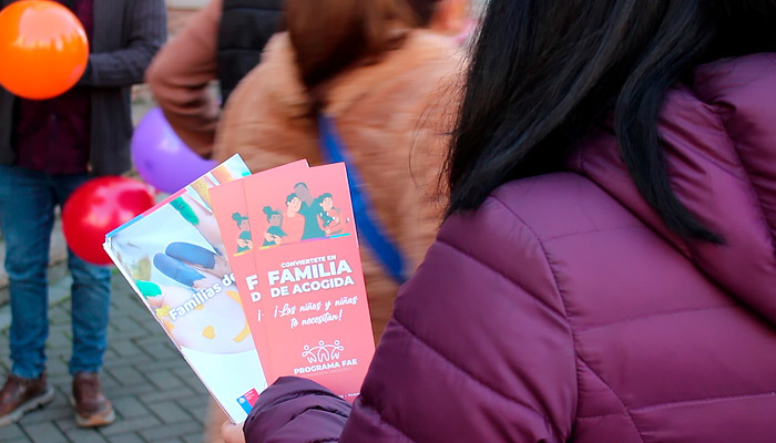 Autoridades realizan volanteo para difundir el Programa de Familias de Acogida