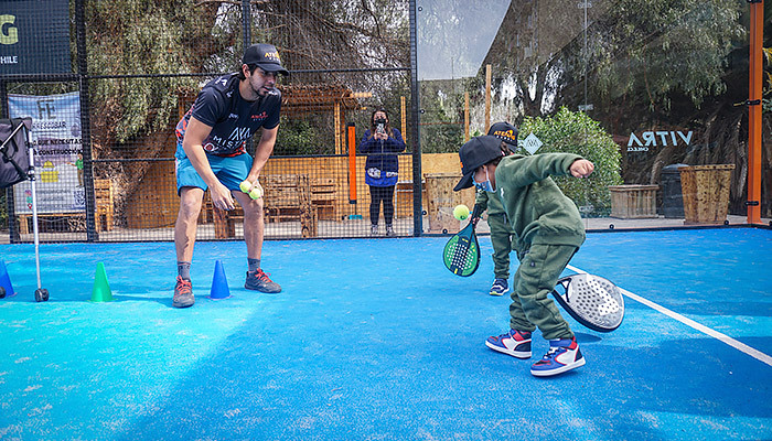 Niños y niñas de residencia Mejor Niñez participan de clase de pádel en Copiapó