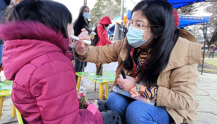 Mejor Niñez Aysén difundió programa familia de acogida en plaza ciudadana de Coyhaique