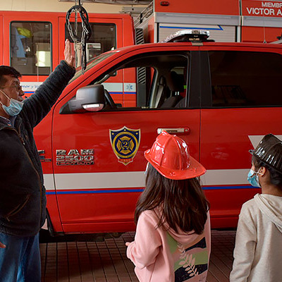 Niños y niñas visitan cuartel General de Bomberos de La Serena
