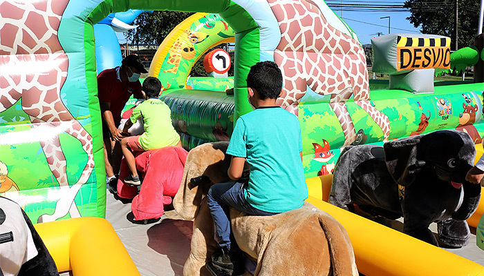 Niños y niñas dependientes del Servicio Mejor Niñez disfrutan de parque Animatronix