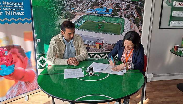 Mejor Niñez firma convenio con Club Deportes Temuco