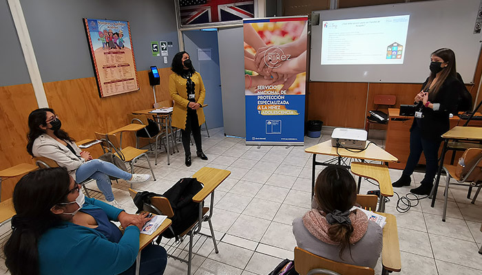 Comunidad ariqueña se instruye sobre Programa de Familias de Acogida