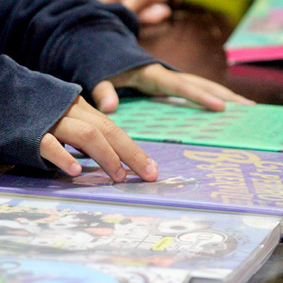 Entregan libros a residencia de adolescentes para incentivar la lectura