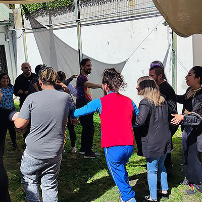 Mejor Niñez y Seremi de las culturas llevan el arte circense a las residencias familiares