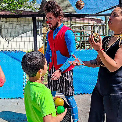 Mejor Niñez y Seremi de las culturas llevan el arte circense a las residencias familiares